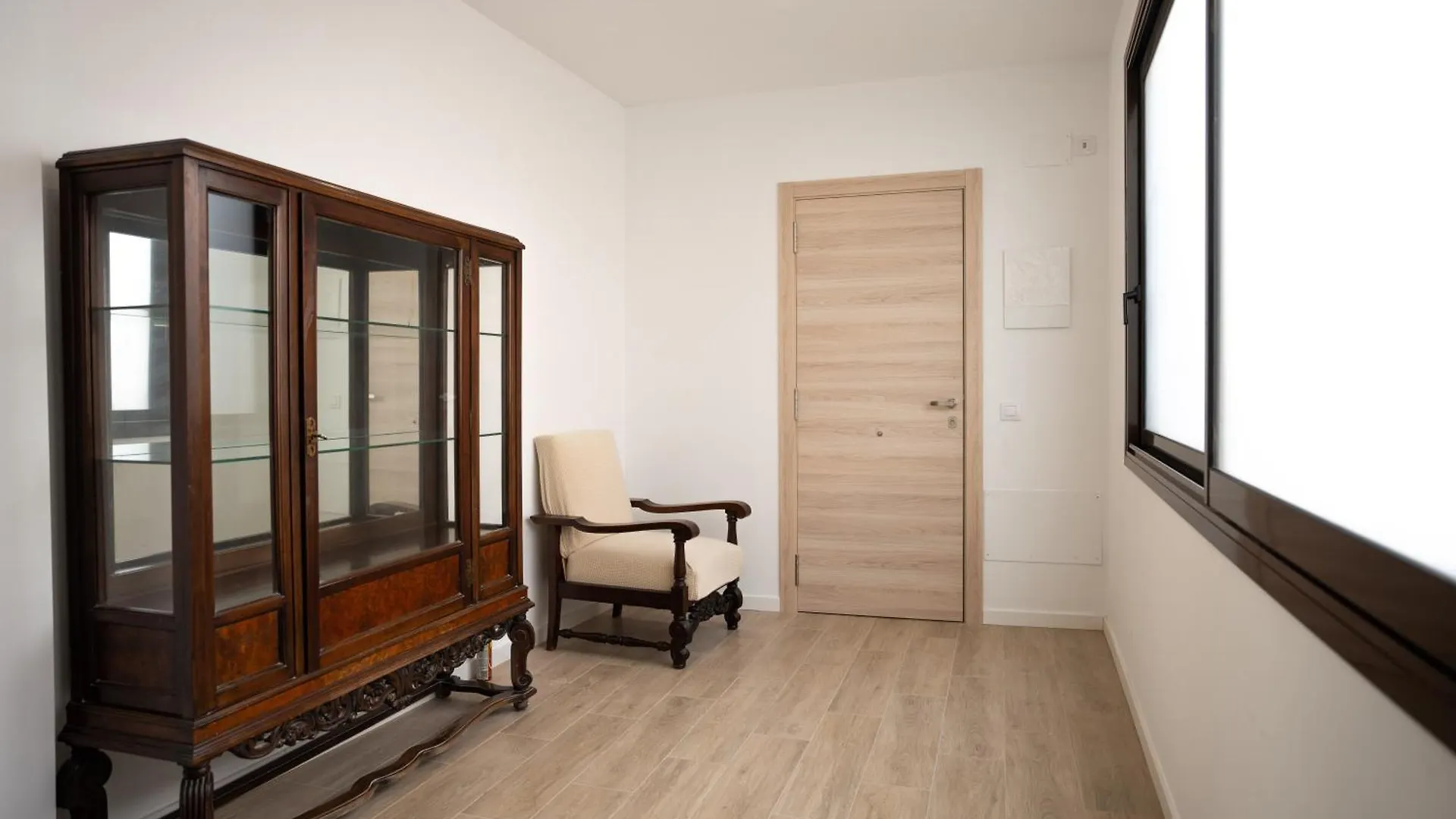 Wake Up By The Sea In Victoria Apartment 1 location
